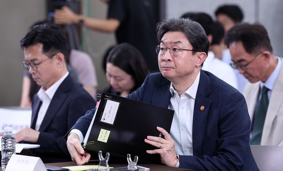 부동산 금융정책 국민의견 경청 토론회 참석한 이억원 위원장