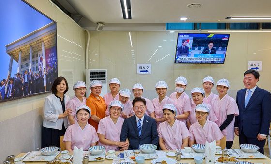 청와대 구내식당 찾은 이재명 대통령