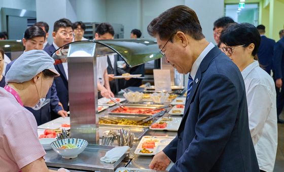 청와대 구내식당 찾은 이재명 대통령