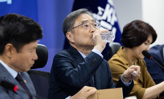 물 마시는 조현 외교부 장관