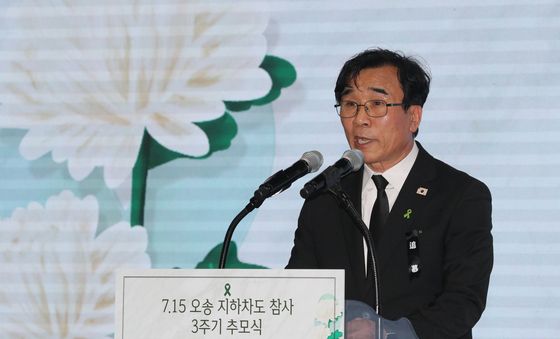이 대통령 추모사 대독하는 전성환 경청통합수석