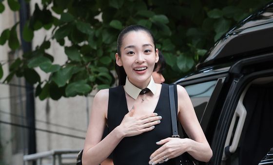 김민하, 예쁜 미소와 함께 입장
