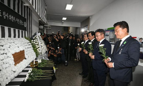 오송참사 3주기, 헌화하는 윤호중 장관