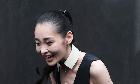김민하, 가냘픈 어깨라인