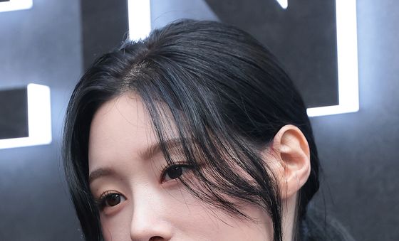 정채연, 시크한 볼 하트