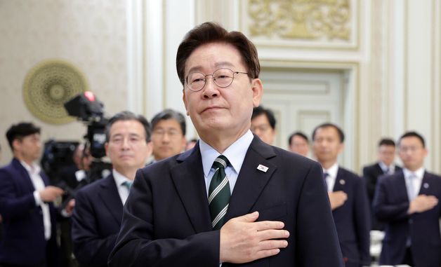 국민의례하는 이재명 대통령