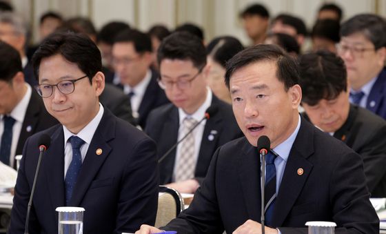 보고하는 김종철 방송미디어통신위원회 위원장
