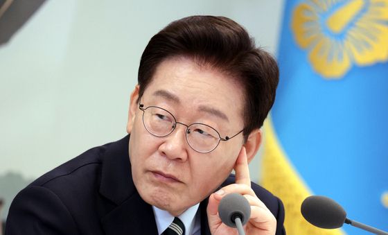 발언 청취하는 이재명 대통령