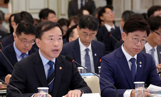 보고하는 김종철 방미통위원장