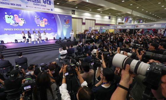 리센느 축하공연 몰린 인파