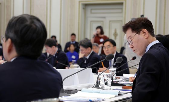국민참여단 발언 청취하는 이재명 대통령
