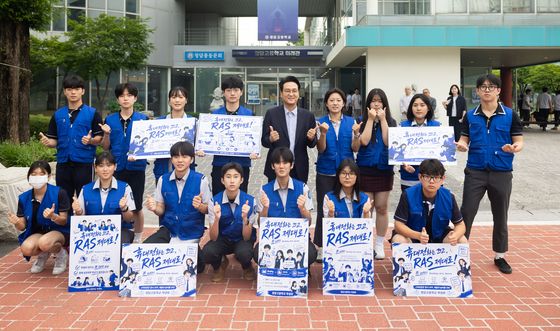 "학교에선 휴대전화 꺼 주세요"…안민석 교육감, 폰 프리 스쿨 현장 방문