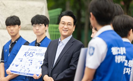 '폰 프리 스쿨' RAS 캠페인 마치고 학생들과 이야기 나누는 안민석