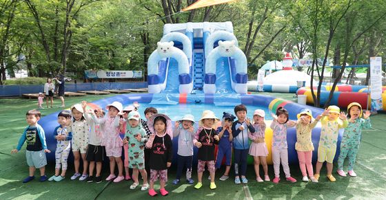 '꿀잼 워터파크' 찾은 어린이들