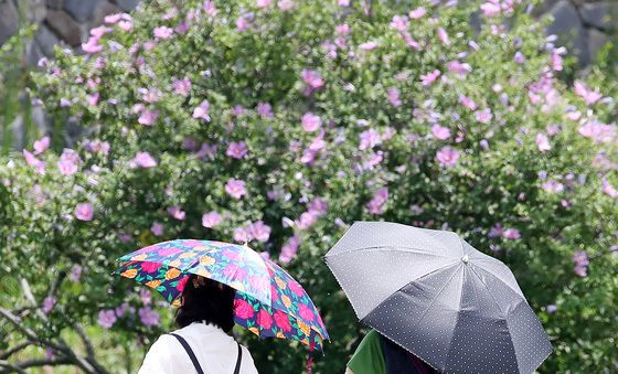 외출할 땐 '양산' 꼭 챙기세요