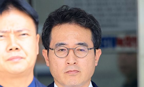 고개 숙이며 법원 나서는 전무곤 전 기획조정부장