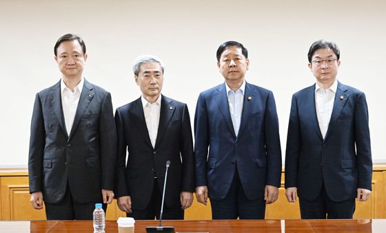 시장상황 점검 위해 한자리에 모인 F4