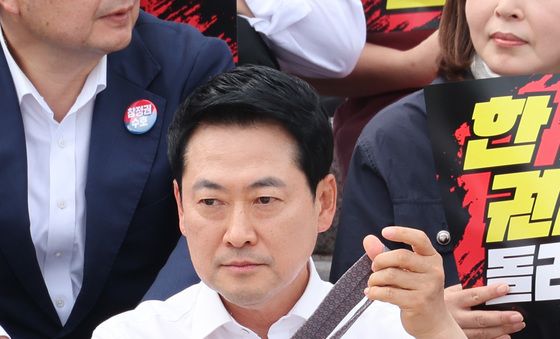 넥타이 푸는 장동혁 대표