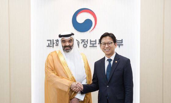 악수하는 배경훈 부총리와 사우디 통신정보기술부 장관