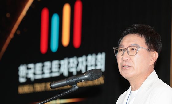인사말 하는 시성웅 회장
