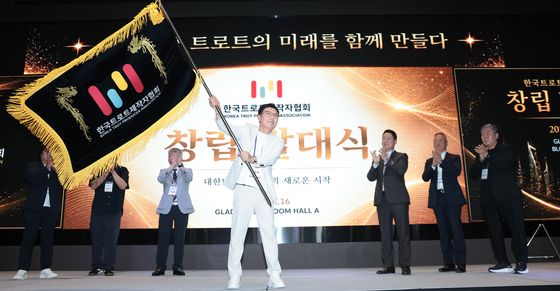 협회기 힘차게 흔드는 시성웅 회장