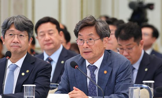 업무보고 하는 정일연 위원장