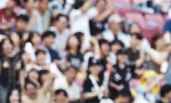 팬들 함성 속 달리는 최원준