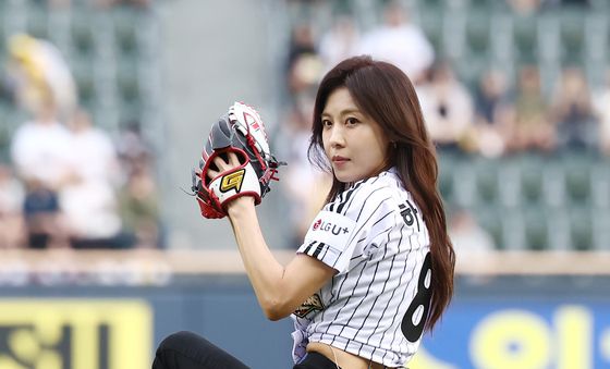 하지원, 시구 폼도 완벽한 여신