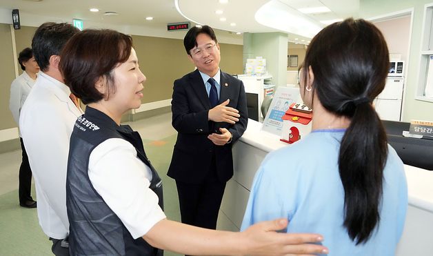주4일제 시범 운영 병동 의료진 만난 김영훈 장관