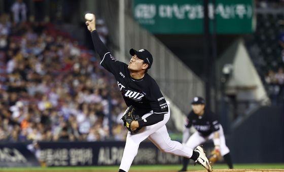 6회말 마운드 오른 KT 이상동