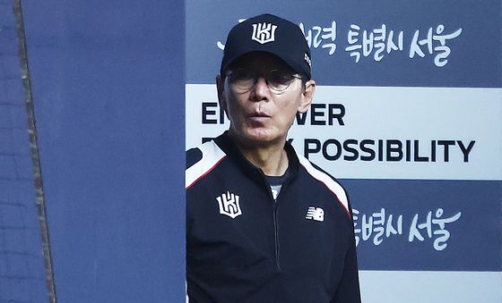 경기 지켜보는 KT 이강철 감독