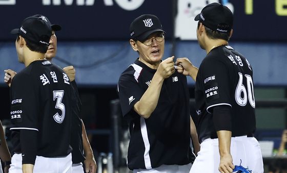 후반전 첫 경기 승리에 미소 보이는 이강철 KT 감독
