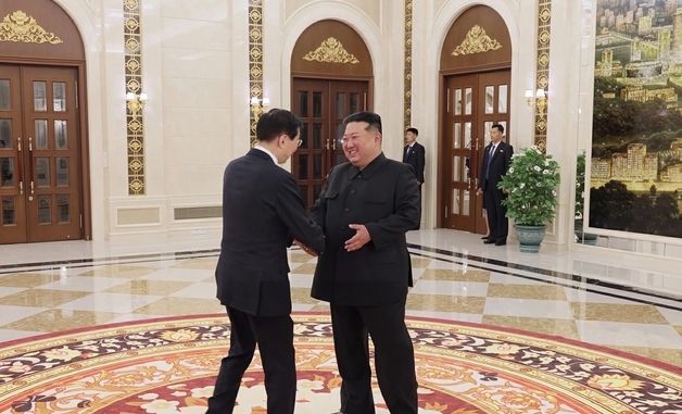 김정은, 왕후닝 만나 북중 우호 재확인