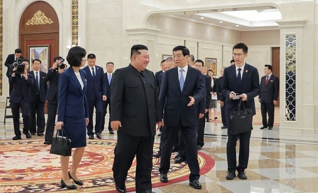 김정은, 왕후닝 등 중국 대표단 접견