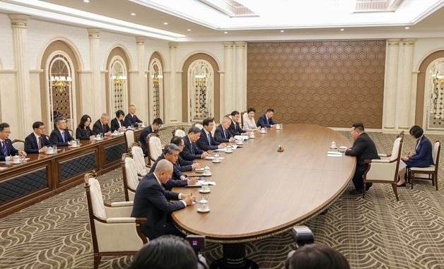 김정은-왕후닝, 북중조약 65주년 맞아 회동