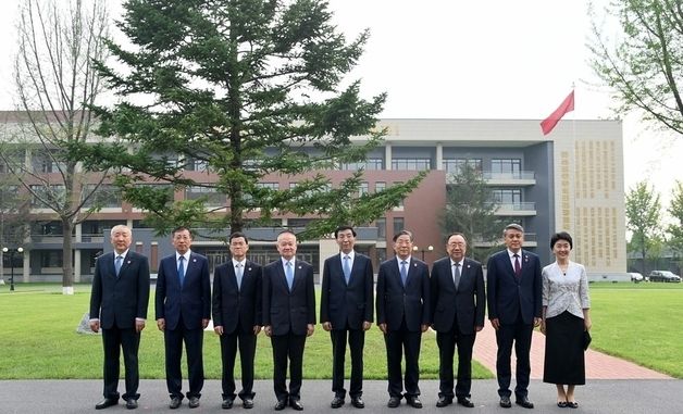북중 우호행보…왕후닝, 노동당 간부학교 찾아