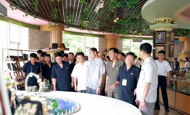 北, "인민의 문화휴양지"…갈마관광지구 미술기념품전