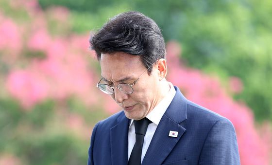 현충탑 참배하는 김민석 전 총리