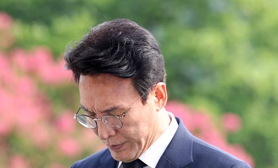 묵념하는 김민석 전 총리
