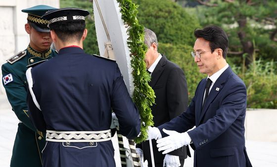 헌화하는 김민석 전 총리