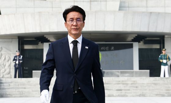 현충탑 참배 마치고 이동하는 김민석 전 총리