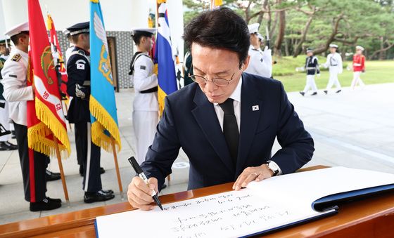 현충원 참배 마치고 방명록 작성하는 김민석 전 총리