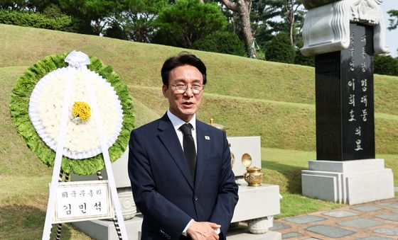 '당대표 도전' 김민석 전 총리, 김대중 대통령 묘소 참배