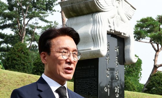 김대중 묘소 참배 후 발언하는 김민석 전 국무총리