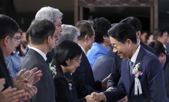 한성숙 총리와 인사 나누는 조정식 국회의장