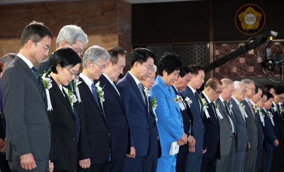 묵념하는 조정식 국회의장