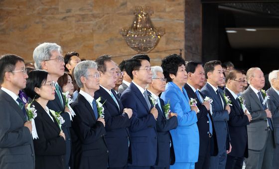 국민의례하는 조정식 국회의장