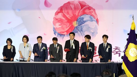 여야, 제헌헌법 도장날인 퍼포먼스