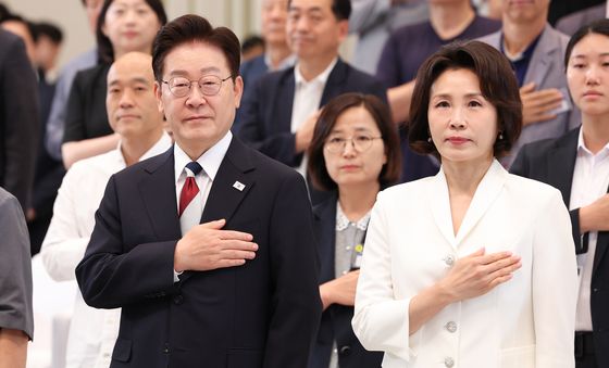 국민의례하는 이재명 대통령 부부