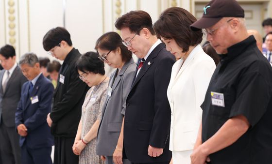 묵념하는 이재명 대통령